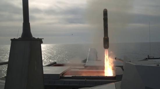濒海战斗舰的“长弓地狱火”导弹是专门的反小艇武器，在对付战斗舰艇的时候反而派不上什么用场