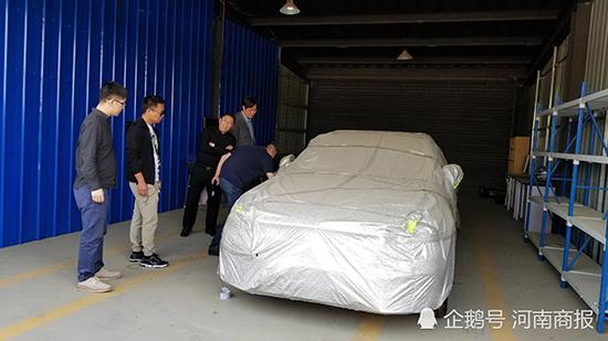 前段时间闹得沸沸扬扬的“奔驰定速巡航门”事件有了新进展。4月27日，涉事车辆在位于郑州市惠济区的存放点接受第三方检测。