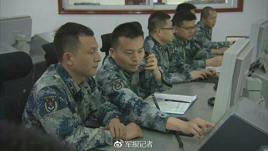 作战指挥中心值班人员正在按照指挥流程紧张有序处理着各类信息。