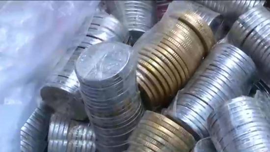 视频：福州一男子扛几十斤硬币还贷 遭银行拒收