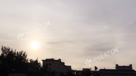 今晨6时左右,北京天空云量较多。(张辉 摄)