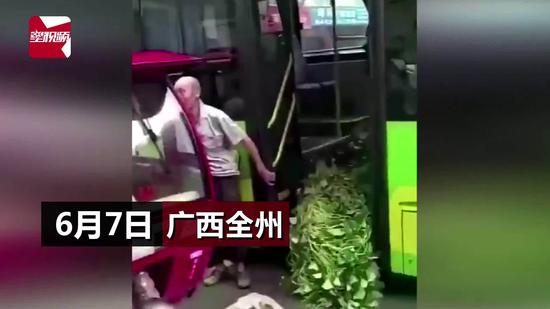 视频：老人挑菜上公交被连人带菜赶下车？其实是司机