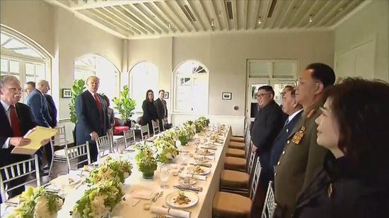 朝美领导人及部分工作人员共进工作午餐。