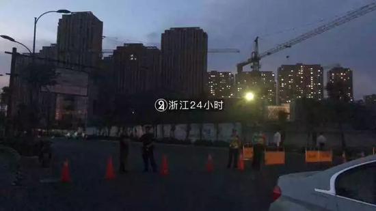 杭州三墩发生大面积路面塌方 一辆挖掘机掉入坑中图片 17967 550x309