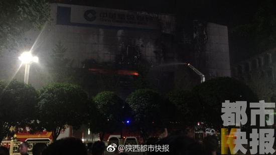 西安南大街建行发生大火 1名男子烧伤不幸身亡