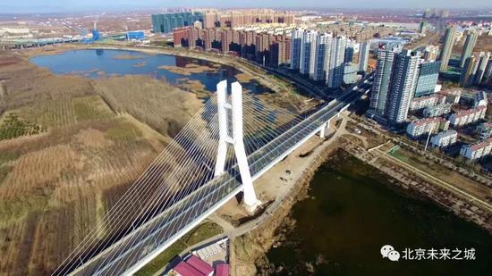 连接河北和通州的潮白河大桥 摄:陈强、满志禹