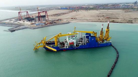 “天鲸号”在加纳特码新集装箱码头施工。