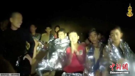 泰国海军海豹部队称，部队7名成员包括一名医生及一名护士，正在洞穴内照顾各人。