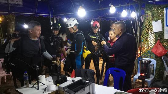 【蜗牛扑克】中方救援队参与泰溶洞救援:最大成就是救出活的人