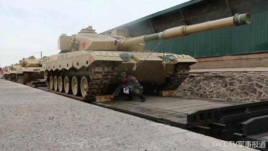▲准备从满洲里口岸出境前往俄罗斯参加比赛的中国坦克