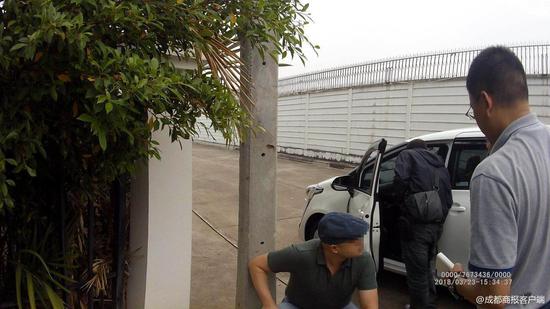 ▲犯罪嫌疑人陈某（下蹲者）在泰国被中国警方挡获。内江警方供图