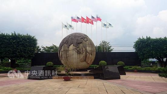 凯胜家具总部外悬挂着台当局的“青天白日满地红旗”（图片来源：“中央社”）