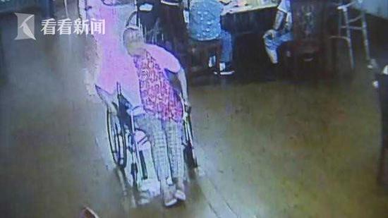 92岁老人在养老院被打头破血流 院方指其性侵护工