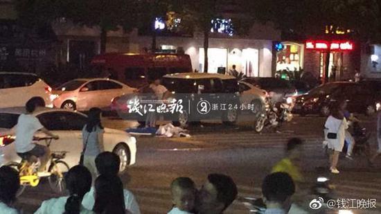 杭州一路口发生车祸轿车撞十余人 已两人遇难(图)