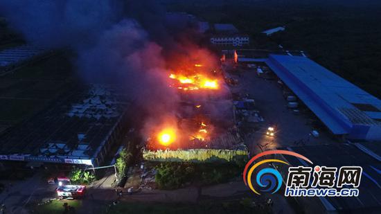 8月1日傍晚，海口市椰海大道南侧农业示范园亚蔬高科种业一仓库发生火灾，目前大火仍在燃烧。南海网记者刘洋摄