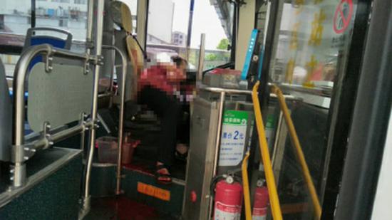 公交车司机被捅伤：口角纠纷引发 乘客行凶后报警