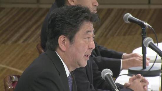 日本首相安倍晋三与核爆受害者团体会谈(来源:NHK)