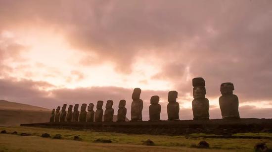 智利复活节岛拍摄的日出时分的巨石像。新华社记者徐子鉴摄