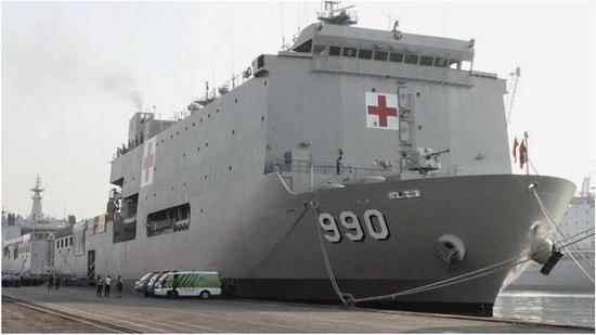 “苏哈洛博士”号医院船。印度尼西亚海军两栖战力近年来“翻天覆地”的变化带动了东南亚地区万吨战舰的发展热潮。