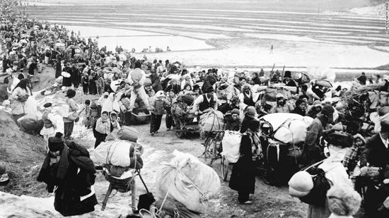 1951年1月18日，难民们逃往南方时，经过结冰的稻田