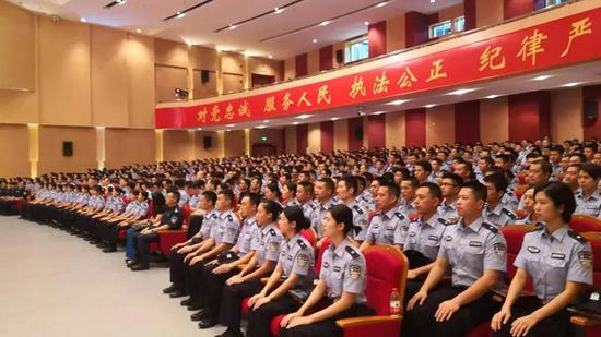 辅警改革深圳样本:招聘5千引来3万人 工资8千