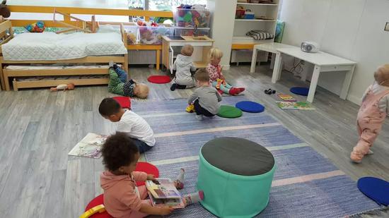 芬兰幼儿园内不乏小月龄的孩子