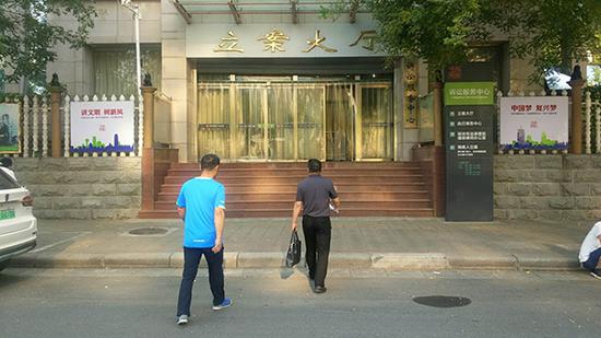 救援队律师到法院递交起诉书 澎湃新闻记者 段彦超 图