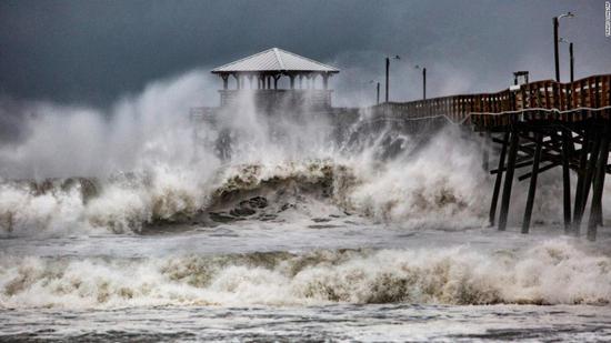 因飓风而引起的大浪（图源：CNN）