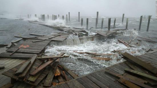 飓风“佛罗伦萨”引起的风暴潮毁坏了当地一码头（图源：CNN）