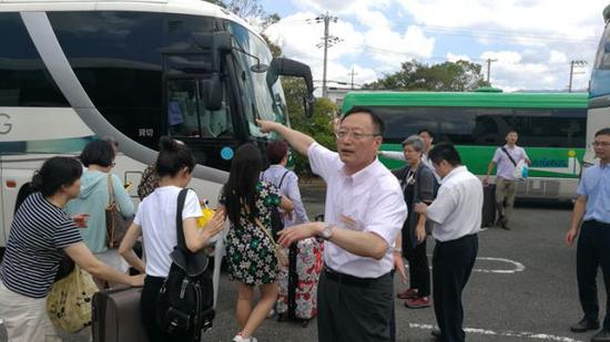 中国驻大阪总领馆工作人员协助滞留关西国际机场的中国旅客撤离。(中国驻大阪总领馆网站)