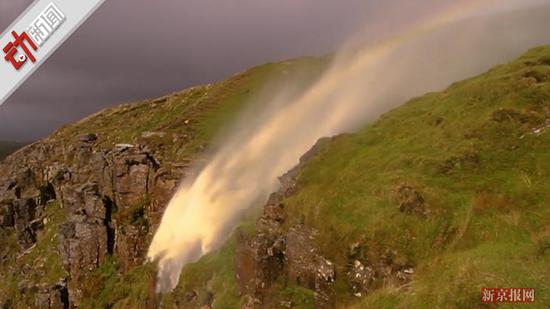 英国飓风“吹翻”瀑布 水逆流飞向天空现彩虹(图)
