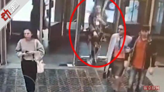 俄女子地铁站撞穿玻璃门全身玻璃碎片 头腿缝针