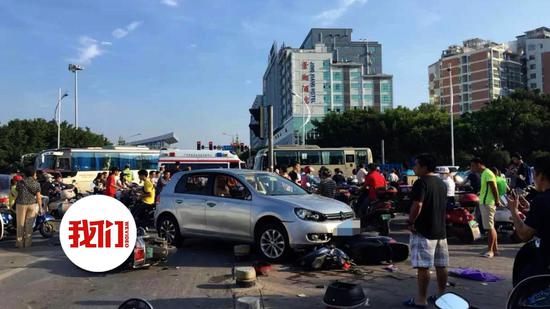 广西桂林一辆轿车闯红灯冲入路边人群 撞伤8人