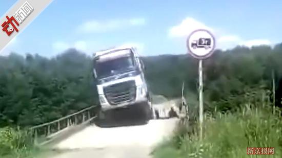 白俄罗斯司机强行开大卡车过木桥 结果悲剧了(图)