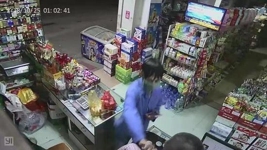 男子持刀抢劫超市 被老板“胖揍”后送医治疗(图)