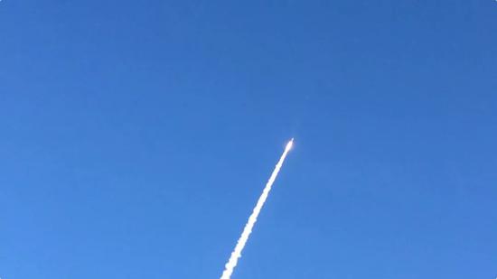 ▲酒泉卫星发射中心,发射中的“朱雀一号”火箭