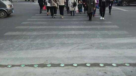 滚动:河北承德设躺式红绿灯交警:违反交规比例下降8成