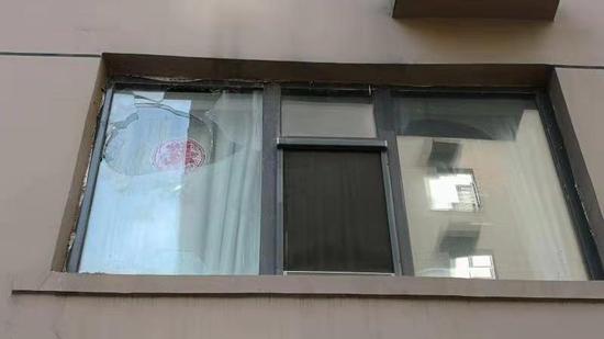 市民刘某报警称,买来的二手房半个月内玻璃被砸两次。黑龙江省公安厅供图