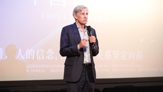 (首映礼现场,《善良的天使》制片人威廉·蒙代尔讲话。)