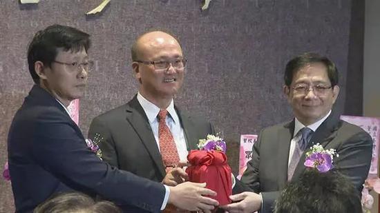 台大新校长管中闵上午接任台大校长,致词时引述美国前总统约翰逊的话“昨天的风雨过去了,明天才是我们奋斗的战场”。(图片来源:台湾《联合报》)