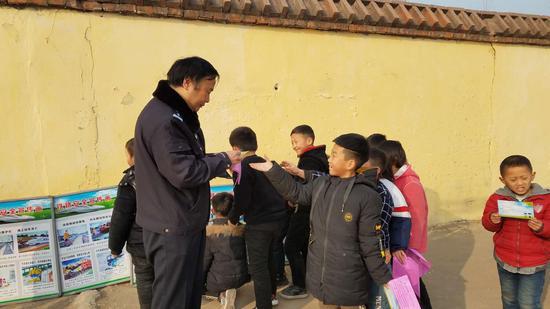 组织公安干警走进铁路沿线学校开展安全知识宣传