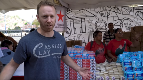 美国记者走访委内瑞拉当地市场，展示身后充足的物品。（视频网站截图）