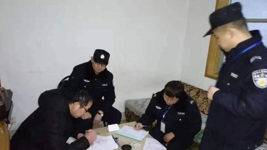 26日晚,合肥市瑶海区打传办联合警方突击检查新京报披露的传销窝点。合肥市瑶海区打传办供图