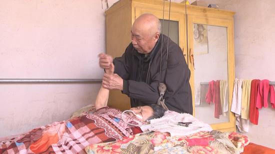 朱庆台照顾病妻。樊加伟 供图