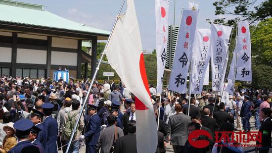 日本新天皇与民众见面现场，右翼表现抢眼。