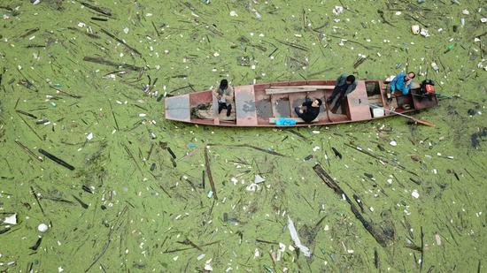 湖南一水库水面漂30厘米厚垃圾 镇政府：清理中