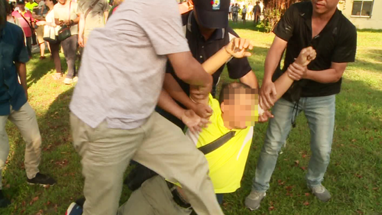 男子遭维安人员压制及拖行(联合报)