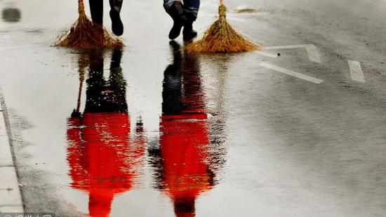 新京报:让环卫工人大热天走正步也是一种形式主义