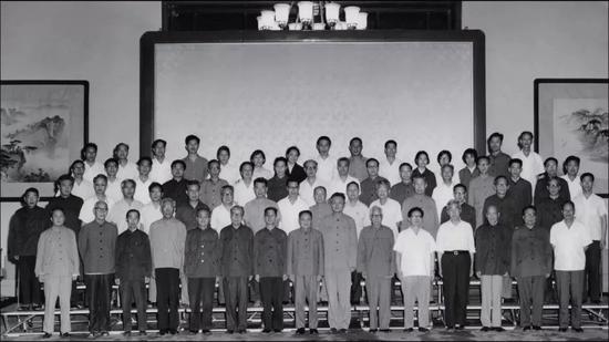 1977年，全国科学教育座谈会在北京召开。全体参会人员合影留念，第三排左八为查全性。武汉大学官方微信公众号图