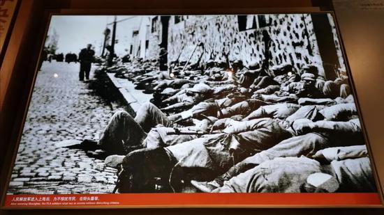 △人民解放军进入上海后，为不惊扰市民，在街头露宿。（央视记者张晓鹏拍摄）